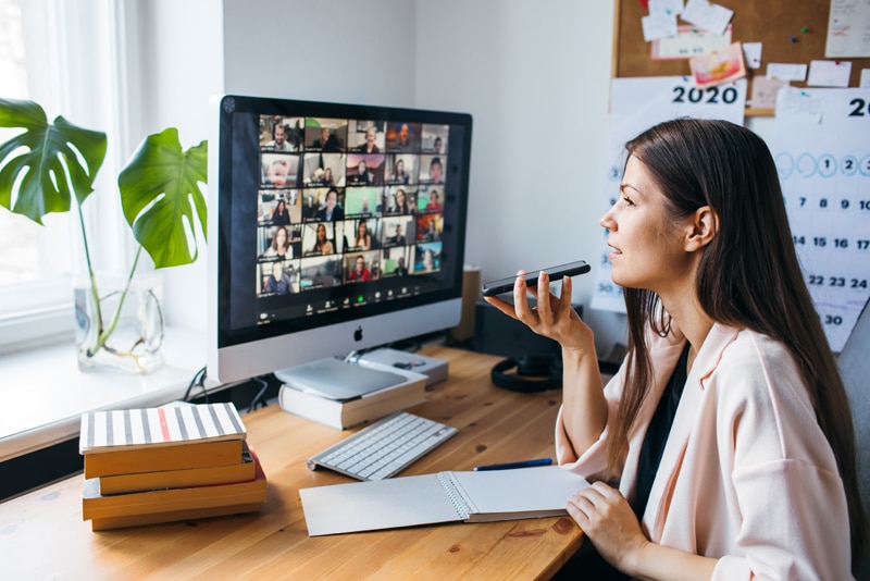 Cómo decorar tu lugar de trabajo en casa si tendrás una reunión Zoom