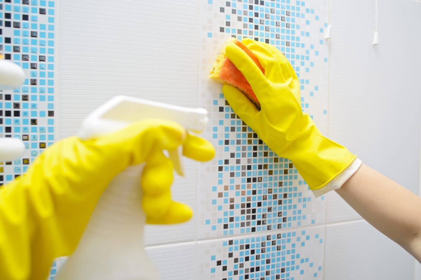 limpiar-azulejos-del-bano