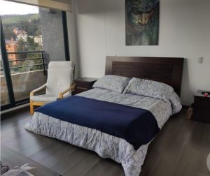 alcoba principal con balcon en barrio bella suiza