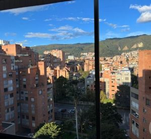 ventana con vista exterio amoblada en barrio la carolina bogota