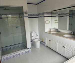 baño blanco amplio santa ana chia cundinamarca