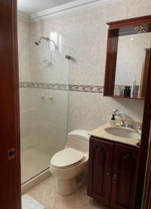 baño auxiliar apartamento santa marta