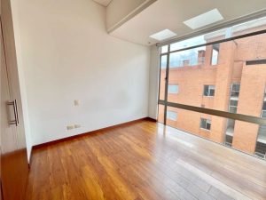 alcoba amplia apartamento chico navarra bogota