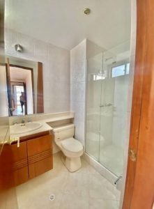 baño auxiliar penthouse en barrio santa barabara bogota