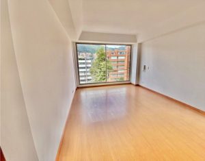 sala con balcon penthouse en barrio santa barabara bogota