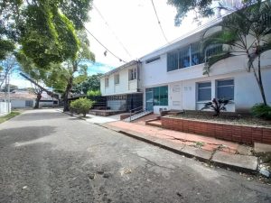 Casa de dos pisos en arriendo en barrio La Francia 1