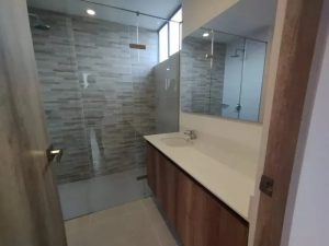 Hermoso apartamento en arriendo en El Poblado-baño principal