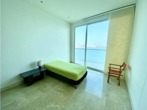 alcoba con salida a balcon y vista al mar Apartamento amoblado en arriendo en Bocagrande5