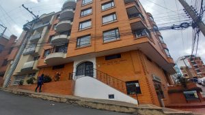 Apartamento esquinero en arriendo en Los Rosales2