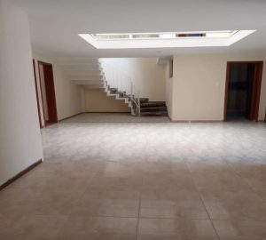 Casa de dos niveles en arriendo en San Ignacio1