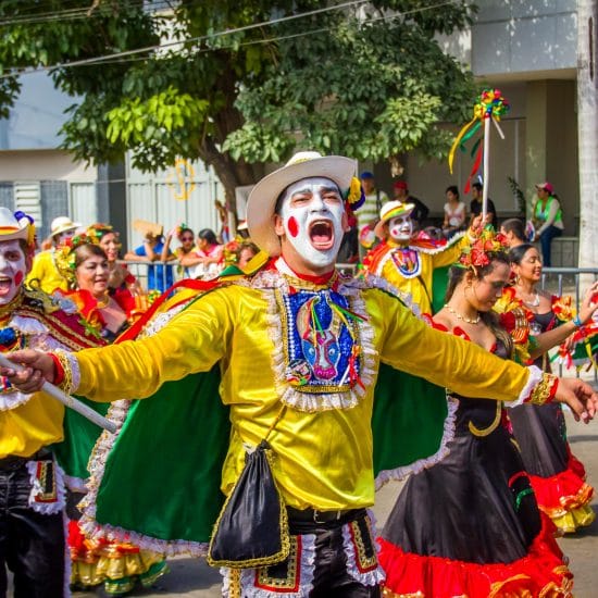 Alegría, color y baile en los carnavales de Colombia